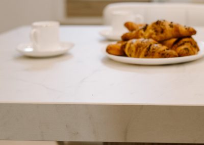 Encimera mesa altura 95, L 1,6 x F 0,75 regrusada 6 cms. VENATINA GOLD CERATOP