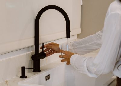 4107G SUPERWHITE ­ VERAVENT SCHOCK FREGADERO + GRIFO modelo PACK Brooklyn N100L + Inedito Black Extraíble instalación Bajo encimera / Encastre color SUPERWHITE