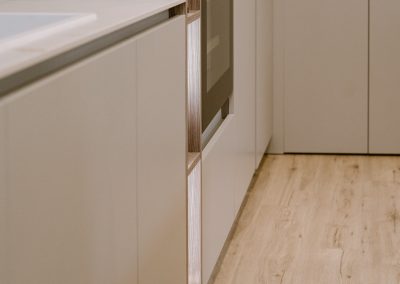 MUEBLES Mobiliario estratificado acabado mate seda DOLCE CREPE, combinado GROVE SICOMORO .