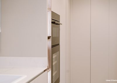 MUEBLES Mobiliario estratificado acabado mate seda DOLCE CREPE, combinado GROVE SICOMORO .