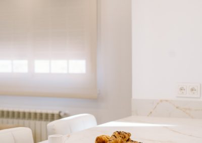 Encimera mesa altura 95, L 1,6 x F 0,75 regrusada 6 cms. VENATINA GOLD CERATOP