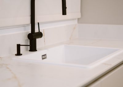 4107G SUPERWHITE ­ VERAVENT SCHOCK FREGADERO + GRIFO modelo PACK Brooklyn N100L + Inedito Black Extraíble instalación Bajo encimera / Encastre color SUPERWHITE