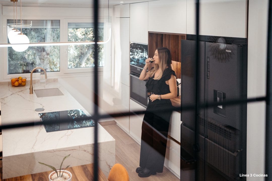 Tempo del Alma: una cocina cerrada con península en blanco y madera