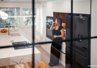Tempo del Alma: una cocina cerrada con península en blanco y madera