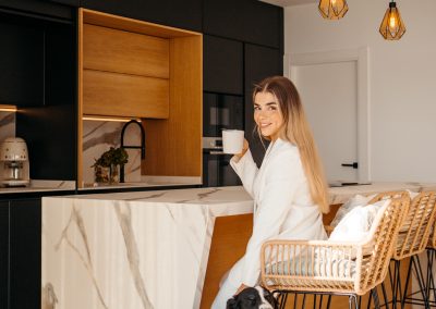 Encimera Porcelánica modelo Sierra Nevada de 1,2 cm de grosor en: ­Espacio desayunador y fregadero con chapado ­Isla con dos costados ingletados , forma irregular efecto cascada + regruesada hasta 6 cm