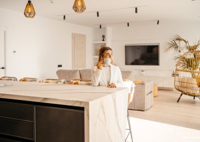 Encimera Porcelánica modelo Sierra Nevada de 1,2 cm de grosor en: ­Espacio desayunador y fregadero con chapado ­Isla con dos costados ingletados , forma irregular efecto cascada + regruesada hasta 6 cm