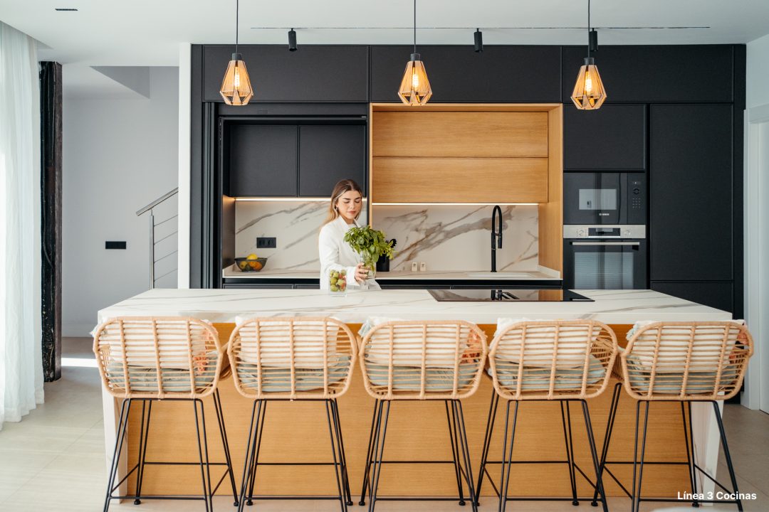 Eclipse Oculto: una cocina abierta con isla y muebles escamoteables