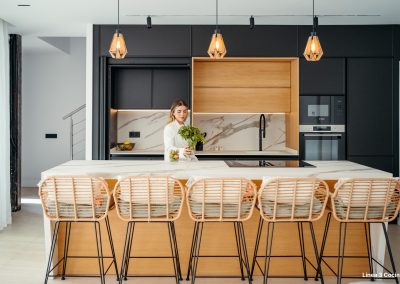 Eclipse Oculto: una cocina abierta con isla y muebles escamoteables