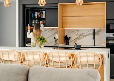 Mobiliario Alta Presión puerta Lacada Modelo Paris color Antracita G6 y puerta de Madera Modelo Nantes color M1 G7 Sistema de apertura Gola en color negro