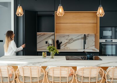 Escamoteable sistema Revego doble (dos puerta se extraen hacia un lado)Sistema de apertura Gola en color negro