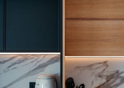 Mobiliario Alta Presión puerta Lacada Modelo Paris color Antracita G6 y puerta de Madera Modelo Nantes color M1 G7 Sistema de apertura Gola en color negro