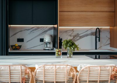 Mobiliario Alta Presión puerta Lacada Modelo Paris color Antracita G6 y puerta de Madera Modelo Nantes color M1 G7 Sistema de apertura Gola en color negro