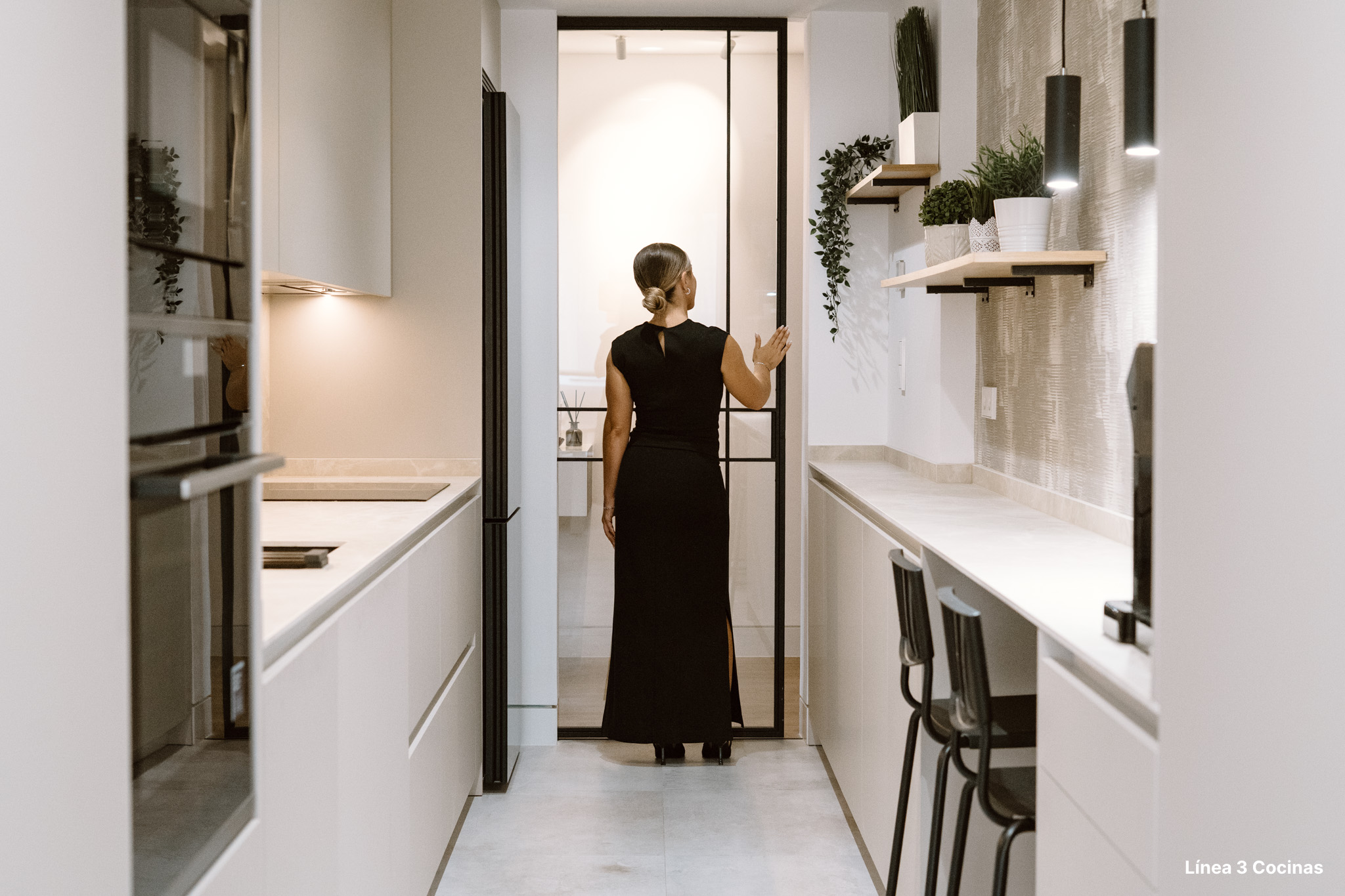 Mobiliario LAMINADO ALTA PRESION BASE DM EN COLOR SERIE COLOR BLANCO MATE SEDA ,CON TIRADORES PEQUEÑOS NEGROS Y ZOCALO .