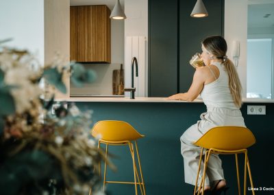 Murmullo de Helechos: una cocina abierta al salón con península en color verde comodoro