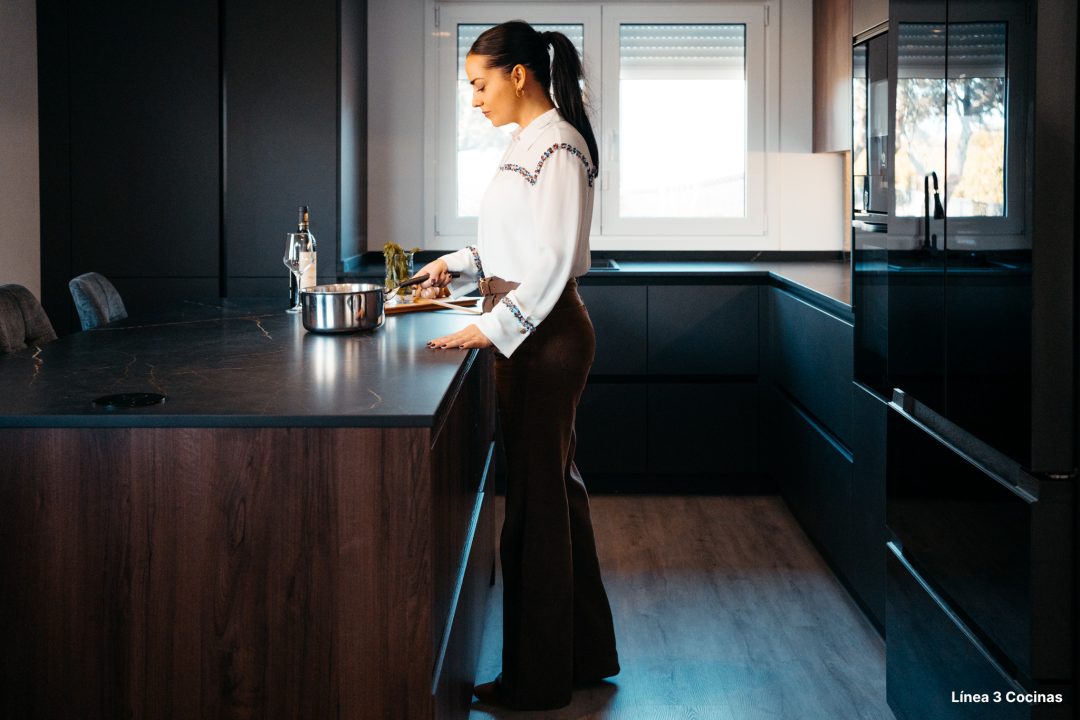 Destello de Medianoche: una cocina abierta con isla y una encimera con inducción invisible