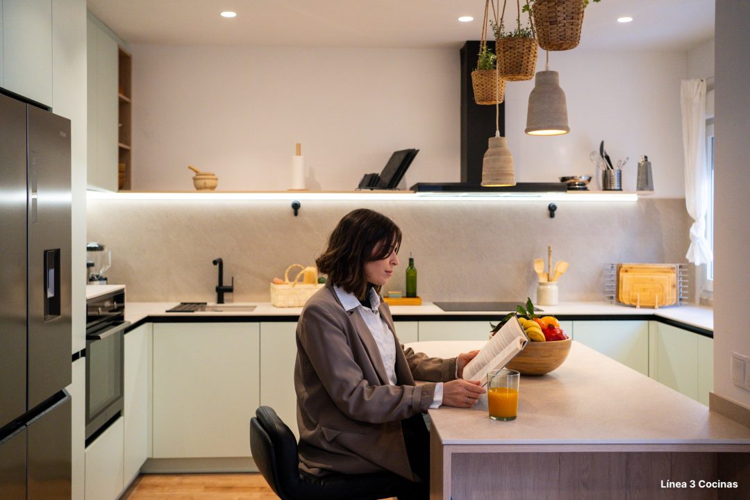 Puerto Dormido: Una cocina abierta con península en verde nube.