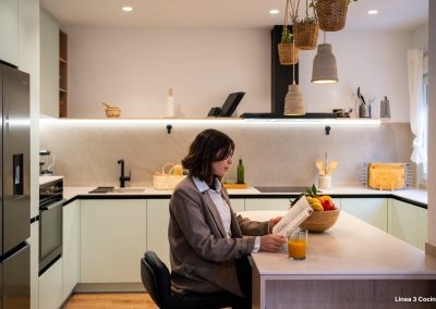 Puerto Dormido: Una cocina abierta con península en verde nube.