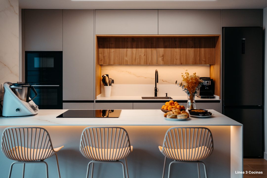 Sueño de Azahar: Una Cocina Abierta al Salón con Península con toques en madera