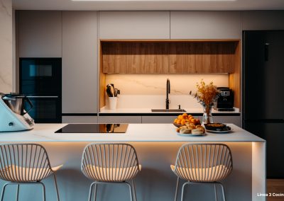 Sueño de Azahar: Una Cocina Abierta al Salón con Península con toques en madera