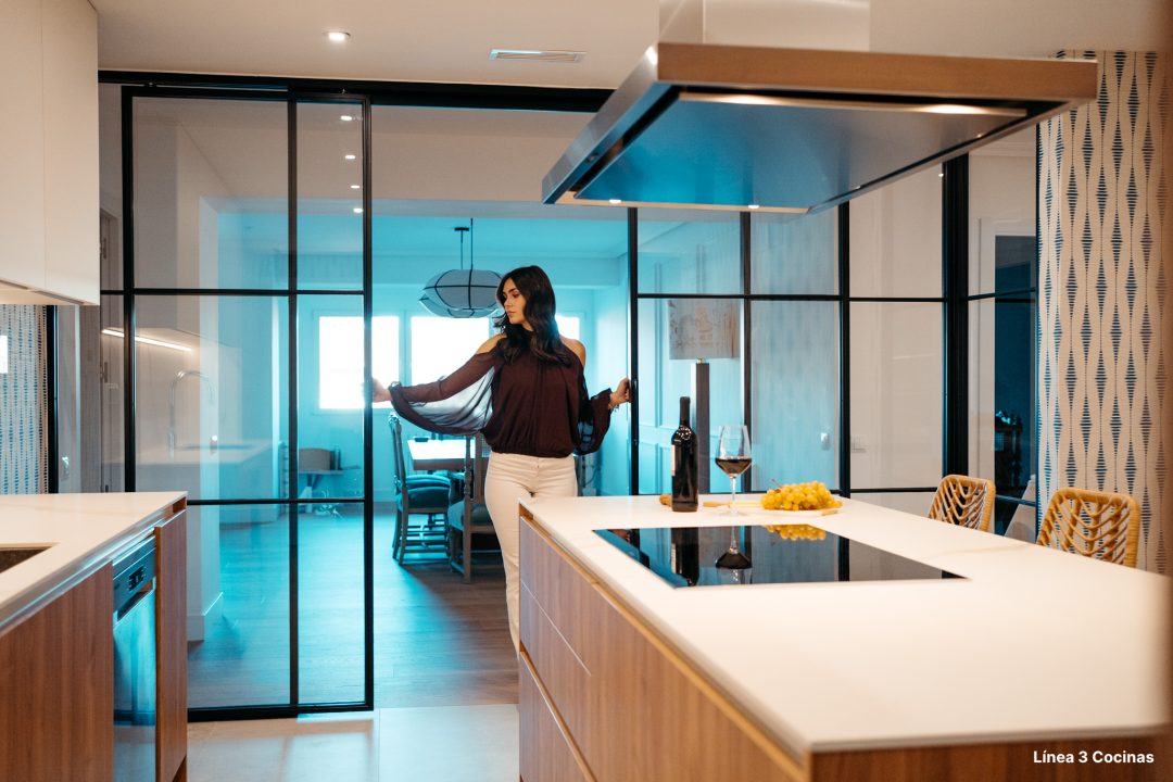 Canto de Nogal: Cocina Semiabierta con cerrajeria y con isla.