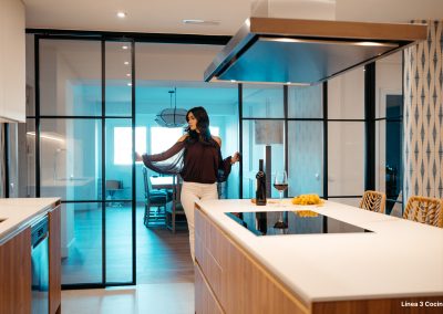 Canto de Nogal: Cocina Semiabierta con cerrajeria y con isla.