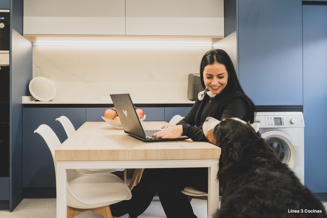 Cumbres del Índigo: Diseño Contemporáneo en la Sierra de Madrid