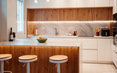 Materiales en el Mobiliario y Encimeras: La Madera Como Protagonista en 2026