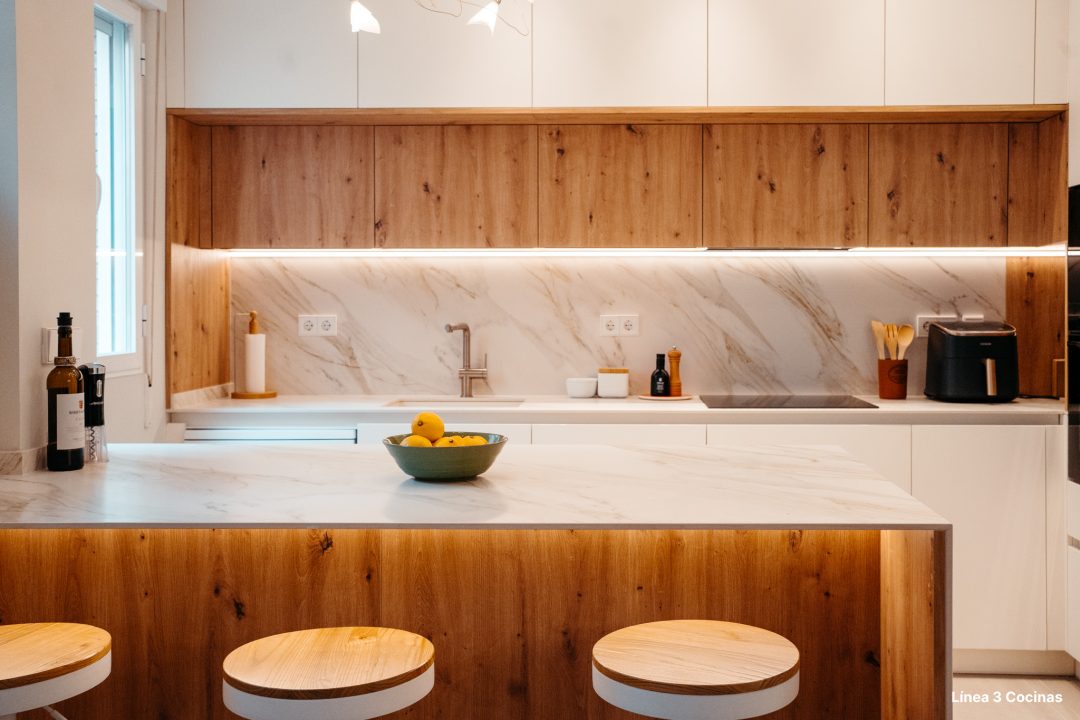 Nieve en el Valle: una cocina con diseño contemporáneo en blanco y madera.