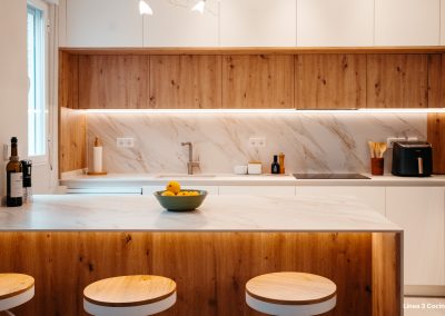 Nieve en el Valle: una cocina con diseño contemporáneo en blanco y madera.