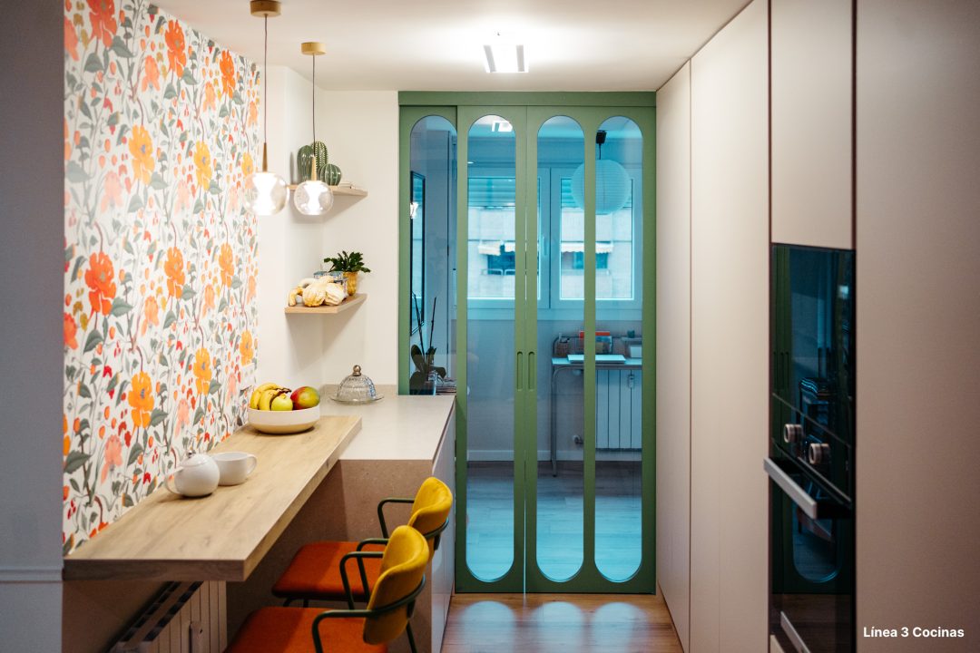 Reflejos del Rocío: Una Cocina en L que Multiplica la Luz Natural